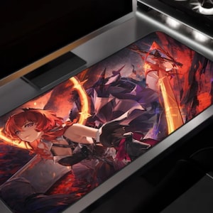 Może przedstawiać: Prostokątna podkładka pod mysz z żywą ilustracją w stylu anime. Grafika przedstawia postać żeńską z rudymi włosami, na tle ognistego, pomarańczowego i czerwonego tła. Projekt zawiera skomplikowane detale i dynamiczne pozy.