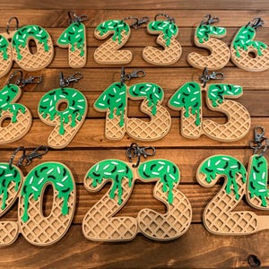 3D gedruckter Ice Cream Drip Number Schlüsselanhänger - Personalisierter Softball oder Baseball Taschenanhänger - Individuelles Teamgeschenk für Spieler, Trainer oder Fans