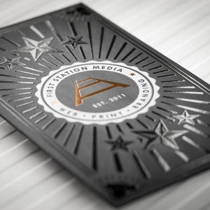 250 tarjetas de presentación - Papel mate laminado en seda de 16 pt - Lámina metálica y brillo UV localizado - Etiquetas personalizadas impresas en oro y plata con logotipo personal EE. UU.