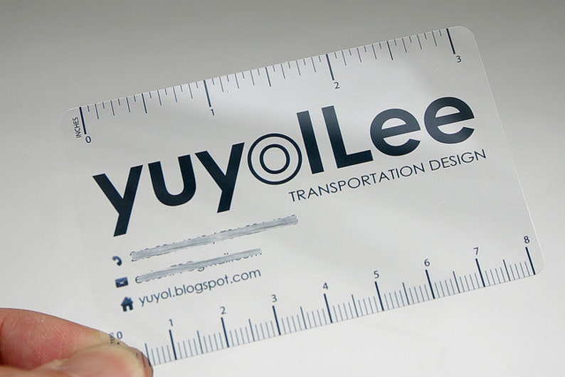 Puede incluir: Una tarjeta de visita rectangular de pl&aacute;stico transl&uacute;cido con una regla en los bordes superior e inferior. El borde superior mide hasta 3 pulgadas y el inferior hasta 8 cent&iacute;metros. El texto dice yuyolLee TRANSPORTATION DESIGN.