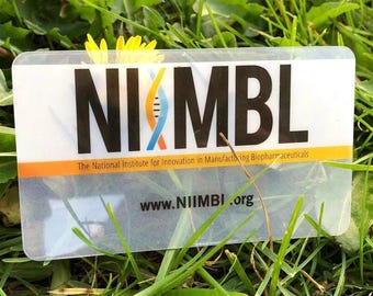 250 biglietti da visita / Carta in plastica trasparente da 20 PT (20 mil, spessore 0,02 pollici) / Stampa a colori con inchiostro bianco / Angoli arrotondati / Etichette trasparenti (USA)