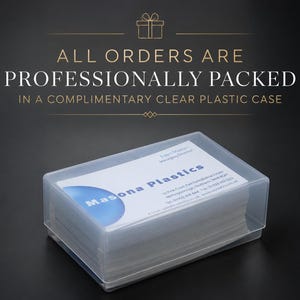 Puede incluir: Una pila de tarjetas de visita blancas para Masona Plastics dentro de un estuche de pl&aacute;stico transparente rectangular. La tarjeta superior presenta un gr&aacute;fico circular azul, el nombre de la empresa y datos de contacto. El texto superior dice: ALL ORDERS ARE PROFESSIONALLY PACKED IN A COMPLIMENTARY CLEAR PLASTIC CASE.