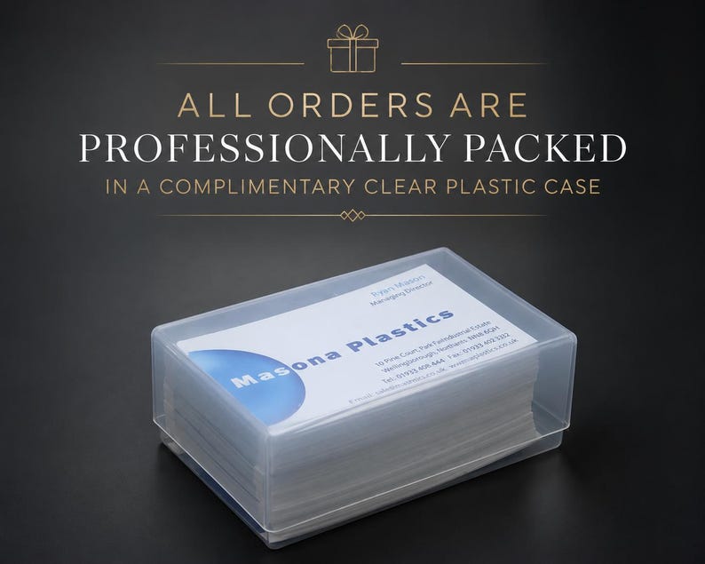 Puede incluir: Una pila de tarjetas de visita blancas para Masona Plastics dentro de un estuche de pl&aacute;stico transparente rectangular. La tarjeta superior presenta un gr&aacute;fico circular azul, el nombre de la empresa y datos de contacto. El texto superior dice: ALL ORDERS ARE PROFESSIONALLY PACKED IN A COMPLIMENTARY CLEAR PLASTIC CASE.