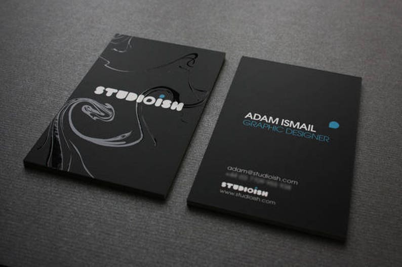 K&ouml;nnte beinhalten: Schwarze und wei&szlig;e Visitenkarte mit dem Text "Studioism" und einem wirbelnden Design. Auf der R&uuml;ckseite der Karte steht der Text "Adam Ismail Graphic Designer" und die Website-Adresse "adam@studioish.com".
