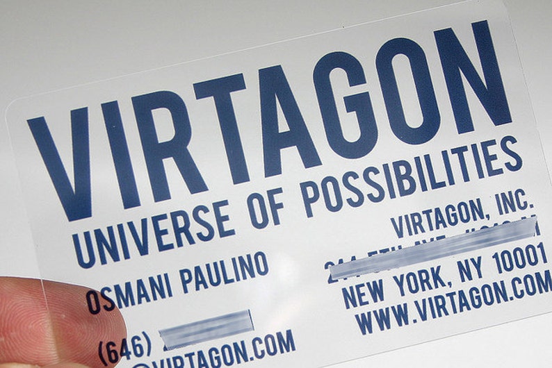 Puede incluir: Una tarjeta de visita rectangular y transparente con texto en azul oscuro. La tarjeta muestra el nombre de la empresa VIRTAGON, el eslogan UNIVERSE OF POSSIBILITIES, el nombre OSMANI PAULINO, una direcci&oacute;n en Nueva York y WWW.VIRTAGON.COM.