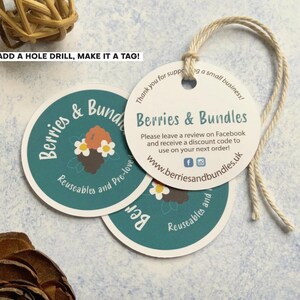 Puede incluir: Dos etiquetas circulares de papel con fondo verde azulado, un gr&aacute;fico floral y el texto Berries & Bundles. Una etiqueta es blanca con texto negro que dice Thank you for supporting a small business, Berries & Bundles y detalles web.