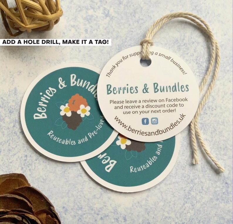 Puede incluir: Dos etiquetas circulares de papel con fondo verde azulado, un gr&aacute;fico floral y el texto Berries & Bundles. Una etiqueta es blanca con texto negro que dice Thank you for supporting a small business, Berries & Bundles y detalles web.