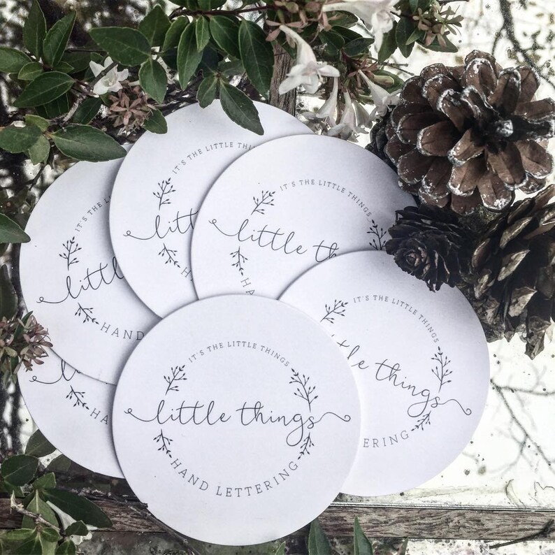 100 tarjetas de visita redondas / 6,35 cm de diámetro / Acabado brillante, mate y sin recubrimiento / Cartulina de 14 PT y 16 PT / Impresión a color personalizada. Etiquetas colgantes redondas para boutiques (EE. UU.) imagen 6