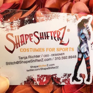 Puede incluir: Una tarjeta de visita rectangular y transparente con el texto SHAPESHIFTERZ COSTUMES FOR SPORTS, Tanja Richter / CEO - DESIGNER, Stitch@ShapeShifterZ.com / 310.592.8948, ShapeShifterZ.com y twitter.com/ShapeShifterZZ junto a un gr&aacute;fico de una persona disfrazada.