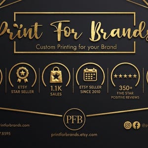 Może przedstawiać: Czarny baner graficzny ze złotymi geometrycznymi liniami i tekstem Print For Brands Custom Printing for your Brand. Ikony obejmują ciężar&oacute;wkę, gwiazdę, torbę, kalendarz, pięć gwiazdek oraz pinezkę lokalizacji z danymi firmy.