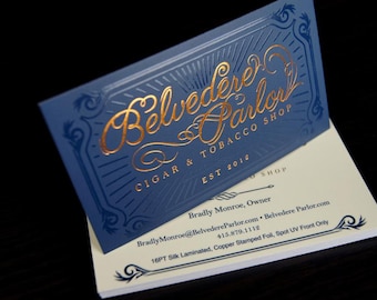 500 tarjetas de visita o etiquetas colgantes / Cartulina mate laminada de seda de 16 pt / Estampado en lámina metálica de cobre, oro rosa y plata / Impresión personalizada en EE. UU.