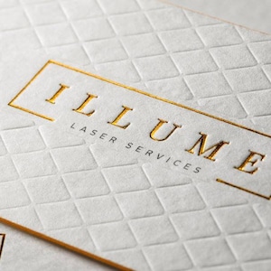 250 Visitenkarten oder Hang-Tags - 45PT weiße Baumwolle, unbeschichtetes, strukturiertes Papier - Präge-Deboss Buchdruck - 3,5 "x 2" individuell bedrucktes Farblogo