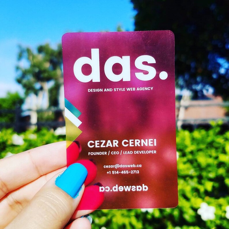 Puede incluir: Una tarjeta de visita rectangular transl&uacute;cida con un fondo degradado magenta. El texto dice das. DESIGN AND STYLE WEB AGENCY, CEZAR CERNEI, FOUNDER / CEO / LEAD DEVELOPER, cezar@dasweb.ca, +1 514-465-2713 y dasweb.ca.