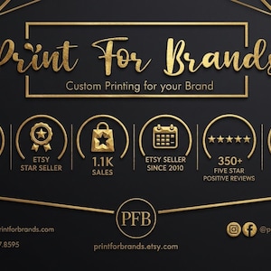 Puede incluir: Un banner gr&aacute;fico negro con l&iacute;neas geom&eacute;tricas doradas y el texto Print For Brands Custom Printing for your Brand. Los iconos incluyen un cami&oacute;n, una estrella, una bolsa, un calendario, cinco estrellas y un pin de ubicaci&oacute;n.