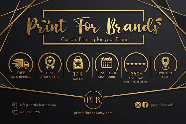 Puede incluir: Un banner gr&aacute;fico negro con l&iacute;neas geom&eacute;tricas doradas y el texto Print For Brands Custom Printing for your Brand. Los iconos incluyen un cami&oacute;n, una estrella, una bolsa, un calendario, cinco estrellas y un pin de ubicaci&oacute;n.