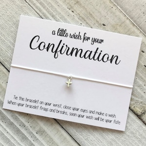 Bevestiging wens armband met een kleine kruis bedel wens armband