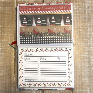 Puede incluir: Libro de recetas abierto con p&aacute;ginas decorativas con tem&aacute;tica navide&ntilde;a. La p&aacute;gina superior tiene el texto "let's get cozy merry and brig" con una raya roja y dorada. La p&aacute;gina inferior tiene una plantilla de receta con espacio para ingredientes.