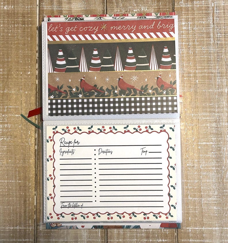 Puede incluir: Libro de recetas abierto con p&aacute;ginas decorativas con tem&aacute;tica navide&ntilde;a. La p&aacute;gina superior tiene el texto "let's get cozy merry and brig" con una raya roja y dorada. La p&aacute;gina inferior tiene una plantilla de receta con espacio para ingredientes.