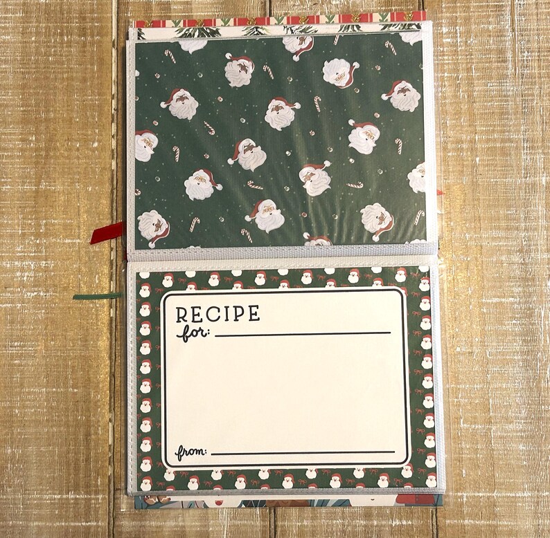 Puede incluir: Libro de recetas navide&ntilde;as abierto con un fondo verde con motivos de Pap&aacute; Noel y bastones de caramelo. La p&aacute;gina de recetas tiene un fondo blanco con las palabras "RECIPE for:" y "from:" impresas en negro.