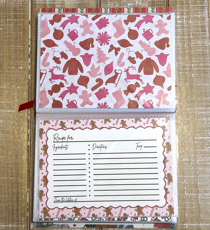 Puede incluir: Libro de recetas abierto con patrones navide&ntilde;os. La p&aacute;gina superior presenta un fondo rosa con varios iconos festivos marrones y rosas. La p&aacute;gina inferior es una tarjeta de receta con espacio para ingredientes, instrucciones y temperatura.