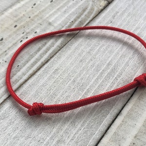 Puede incluir: Un brazalete de cuerda roja con un cierre simple de nudo. El brazalete est&aacute; hecho de un cord&oacute;n delgado y duradero y es una opci&oacute;n popular para la buena suerte o como accesorio de moda.
