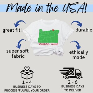 Puede incluir: Camiseta blanca con un contorno verde del estado de Oreg&oacute;n y un coraz&oacute;n rojo sobre Pendleton, Oreg&oacute;n. El texto "Made in the USA!" est&aacute; en la parte superior de la imagen. La camiseta se describe como de gran ajuste, duradera, s&uacute;per suave y fabricada &eacute;ticamente. La imagen tambi&eacute;n muestra una caja con un coraz&oacute;n en la parte superior y un cami&oacute;n de reparto con una marca de verificaci&oacute;n. El texto "1-4 d&iacute;as h&aacute;biles para procesar/cumplir con su pedido" est&aacute; debajo de la caja y "2-6 d&iacute;as h&aacute;biles para entregar" est&aacute; debajo del cami&oacute;n.