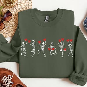 Sweat squelette Saint-Valentin, chemise coeurs squelettes dansants, t-shirt drôle de Saint-Valentin, cadeau d'amour mignon pour les vacances, ras du cou pour femme, tendance Military Green