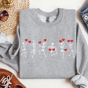 Sweat squelette Saint-Valentin, chemise coeurs squelettes dansants, t-shirt drôle de Saint-Valentin, cadeau d'amour mignon pour les vacances, ras du cou pour femme, tendance Sport Grey