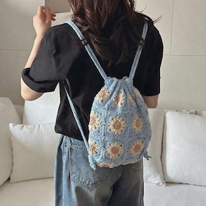 Wzór PDF na szydełkowy mini plecak z motywem kwiatowym – styl boho, samouczek wideo