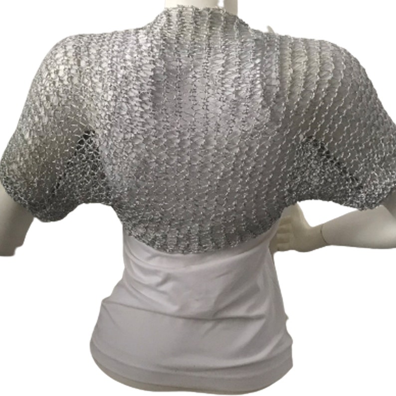 Gebreide zilveren bolero bolero voor bruiloft, fijn brokaat metallic jasje met halve mouwen, zomerse stranddisco-cover-up afbeelding 6