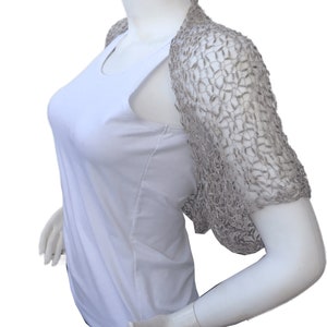 Beige gestrickter Bolero Shrug, Hellbraun Boho Dance Shrug, Sommer Lockere Häkeljacke Bolero, Halbe Ärmel Brautjungfer Hochzeit Shrug