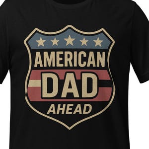 ヴィンテージ レトロ アメリカン ダッド アヘッド ロードサイン Tシャツ | 愛国心あふれるお父さんへのギフト | クラシックアメリカーナTシャツ