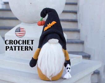 Può includere: Uno gnomo all'uncinetto con cappello nero, pipistrello arancione e dettagli di zucca. Lo gnomo ha una lunga barba bianca, un corpo marrone e tiene in mano un piccolo fantasma. Il testo "CROCHET PATTERN" è visualizzato.