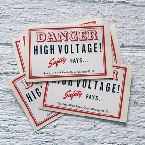 Pacote de adesivos vintage Danger High Voltage Safety Pays - lote de coisas efêmeras de papel vintage, pacote de papel de mídia mista, adesivos, cortesia da Allied Radio Co