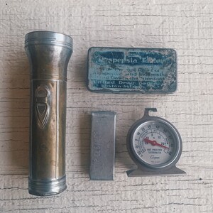 Dads Drawer- een set kleine schatten, flitslicht, tip cleaner, vintage blauw tin, vintage sleutels, cooper thermometer, dyspepsie, rexall, sleutels