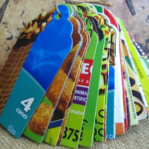 Puede incluir: Una pila de etiquetas de productos coloridas con varias im&aacute;genes y texto. La etiqueta superior es azul y presenta una imagen de un cono de helado con el texto "4 cones".