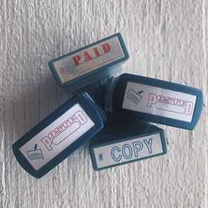 Timbro vintage, tampone per timbri, vecchi timbri da scrivania, timbri da lavoro, pagati, pubblicati, copia, autostampante, appuntarlo, virata, carta, timbro da scrivania autoinchiostrante