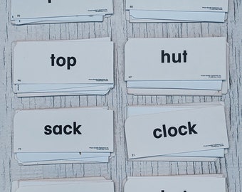 Flashcard vintage con parole, immagini, numeri, addizioni, sottrazioni, divisioni e moltiplicazioni.