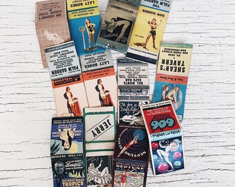 Puede incluir: Una colección de portadas de cajas de cerillas vintage que representan varios negocios y lugares. Las portadas son coloridas y presentan ilustraciones de personas, lugares y actividades. Algunos de los textos que aparecen en las portadas incluyen "Palm Garden", "Shean's Tavern", "Don Harris", "Lazy Bones", "Neptune Beach" y "Jerry's".