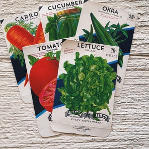 Puede incluir: Paquetes de semillas vintage para diversas verduras, incluyendo zanahorias, pepinos, okra, tomates y lechuga. Los paquetes presentan ilustraciones coloridas de las verduras e incluyen el nombre de la variedad, el precio y el peso neto.
