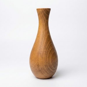 Puede incluir: Un jarr&oacute;n de madera artesanal con forma de l&aacute;grima. El jarr&oacute;n est&aacute; hecho de madera de color marr&oacute;n claro y tiene un acabado liso y pulido. El jarr&oacute;n mide aproximadamente 25 cm de altura.