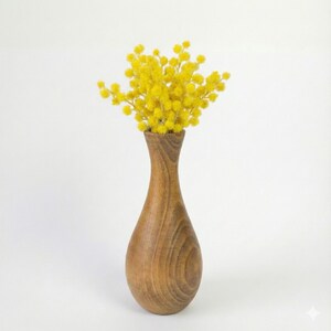 Puede incluir: Un jarr&oacute;n de madera con cuello estrecho y cuerpo redondeado contiene un vibrante ramo de flores amarillas. El jarr&oacute;n tiene un acabado de veta de madera natural, y las flores son de un amarillo brillante y alegre. El arreglo est&aacute; sobre un fondo blanco.