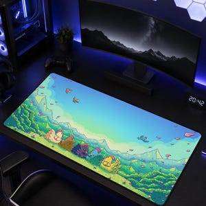 Peut inclure: Un tapis de bureau rectangulaire présentant une illustration colorée de plusieurs poules dans un paysage montagneux et herbeux sous un ciel bleu vif. La scène comprend des collines verdoyantes, des pétales de fleurs roses et un petit oiseau.