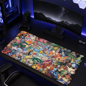 Puede incluir: Una alfombrilla de escritorio rectangular que presenta un collage denso y colorido de varias criaturas animadas de la franquicia Pokémon, incluyendo personajes como Pikachu, Charmander y Bulbasaur, sobre un fondo oscuro, estrellado y cósmico.