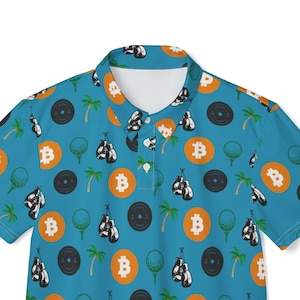 Peut inclure: Un polo à manches courtes d'un bleu vif avec un motif répétitif sur toute la surface composé de symboles Bitcoin orange, de gants de boxe noirs, de palmiers verts, de disques de poids noirs et de balles de golf vertes sur des tees.