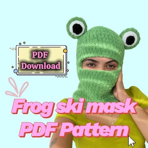 Könnte beinhalten: Eine grüne, gestrickte Frosch-Skimaske mit großen, runden Augen und einer Gesichtsbedeckung. Der Text "Frog ski mask PDF Pattern" ist in Rosa dargestellt, zusammen mit einer "PDF Download"-Grafik.