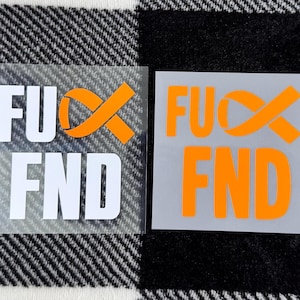 Puede incluir: Dos calcomanías cuadradas con el texto "FUCX FND" en blanco y naranja. El texto naranja incluye un símbolo de cinta. Las calcomanías están sobre un fondo a cuadros blanco y negro.