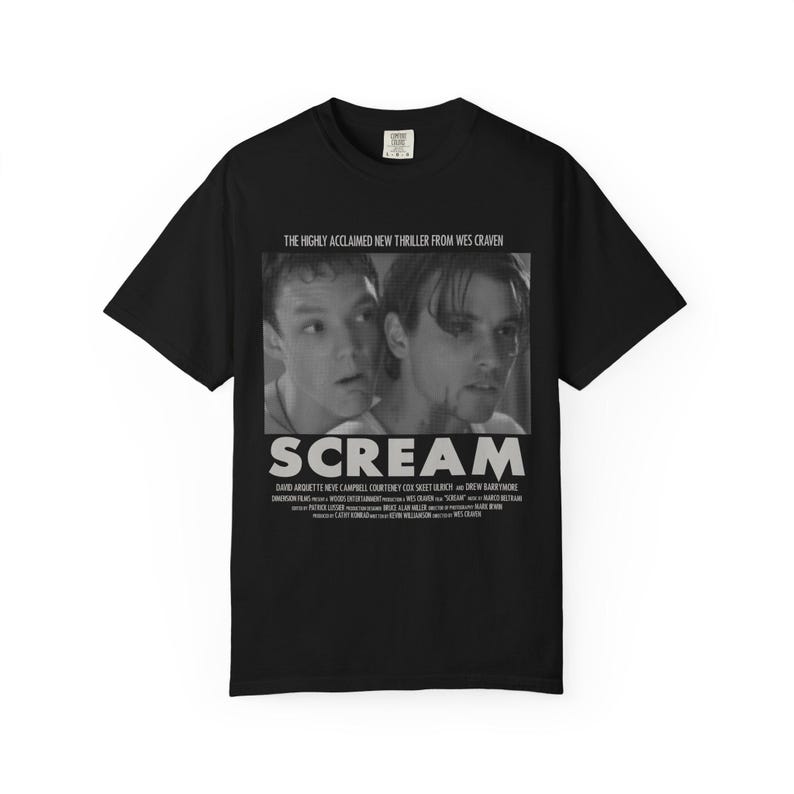 Pu&ograve; includere: T-shirt nero con grafica in bianco e nero del film "Scream". Il design include il titolo del film e il testo "THE HIGHLY ACCLAIMED NEW THRILLER FROM WES CRAVEN". La maglietta &egrave; un classico girocollo.