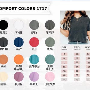 Pu&ograve; includere: Una selezione di colori di t-shirt Comfort Colors 1717, tra cui nero, bianco, grigio e rosso. L'immagine mostra anche una tabella delle taglie con misure in pollici per le taglie dalla S alla 4XL. Una persona indossa una t-shirt grigio scuro.