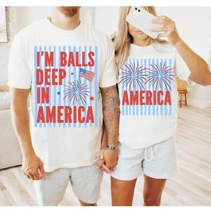 Camiseta "I'm Ball Deep in America" para el 4 de julio, colores cómodos; camiseta a juego para parejas inapropiadas; atuendos para el Día de la Independencia; 250 aniversario de EE. UU.